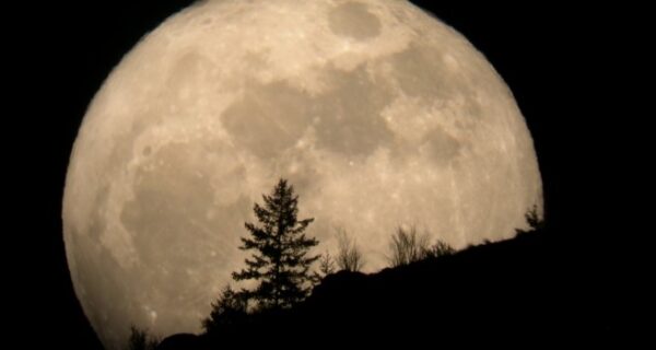 Super Lună şi eclipsă de Lună