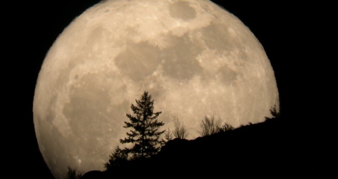 Super Lună şi eclipsă de Lună
