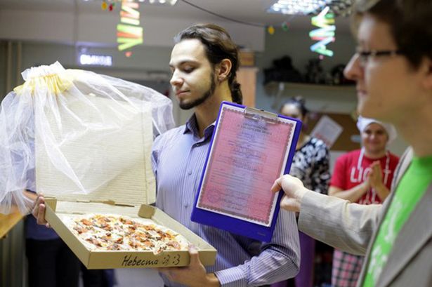 PAY Man Marries Pizza