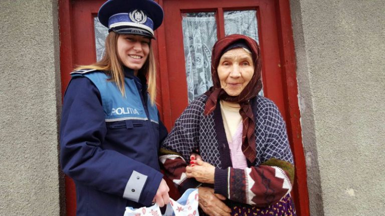 "Un zâmbet pe chipul vârstnicilor noştri" - acţiune umanitară a poliţiştilor clujeni