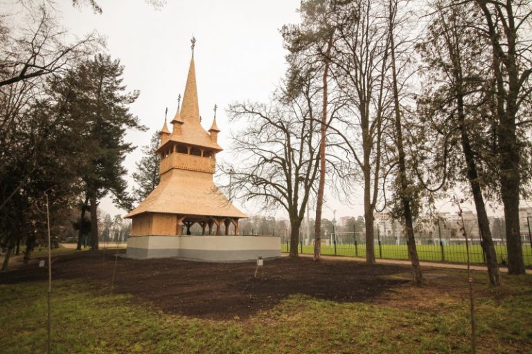 Altarul de vară din lemn din Cluj, ars din temelii acum 30 de ani, a fost inaugurat