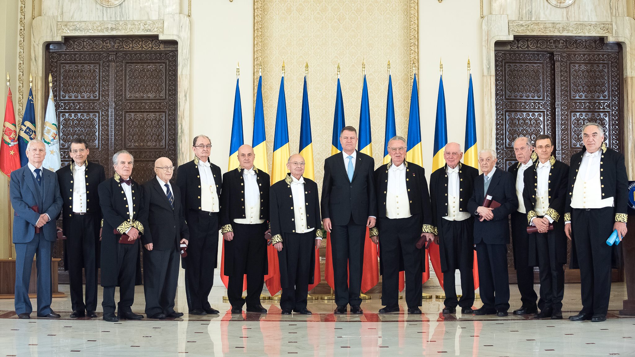 rectorul UBB Ioan Aurel-Pop decorat de presedintele Klaus Iohannis