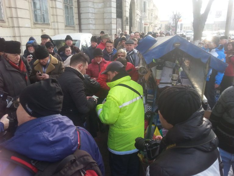 Sute de clujeni au cumpărat brăduţi şi accesorii auto de la Robi