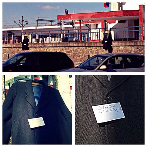 Haine groase pentru oamenii străzii, atârnate pe stradă, la Cluj-Napoca