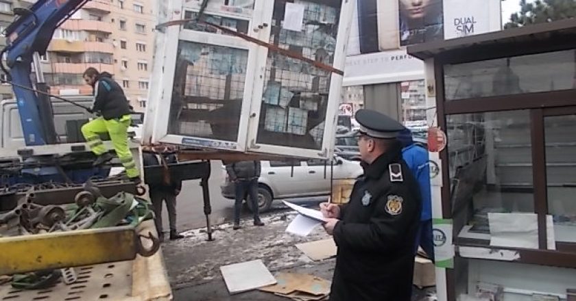 Chioșcurile amplasate ilegal pe străzile din Cluj au fost ridicate de autorităţi
