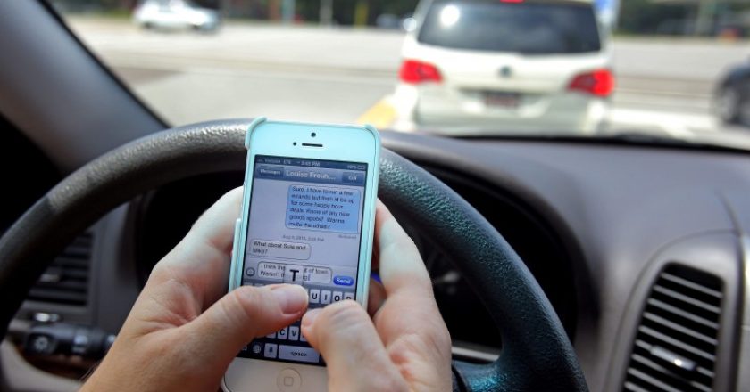 STUDIU: 7 din 10 şoferi folosesc smartphone-ul în timp ce conduc