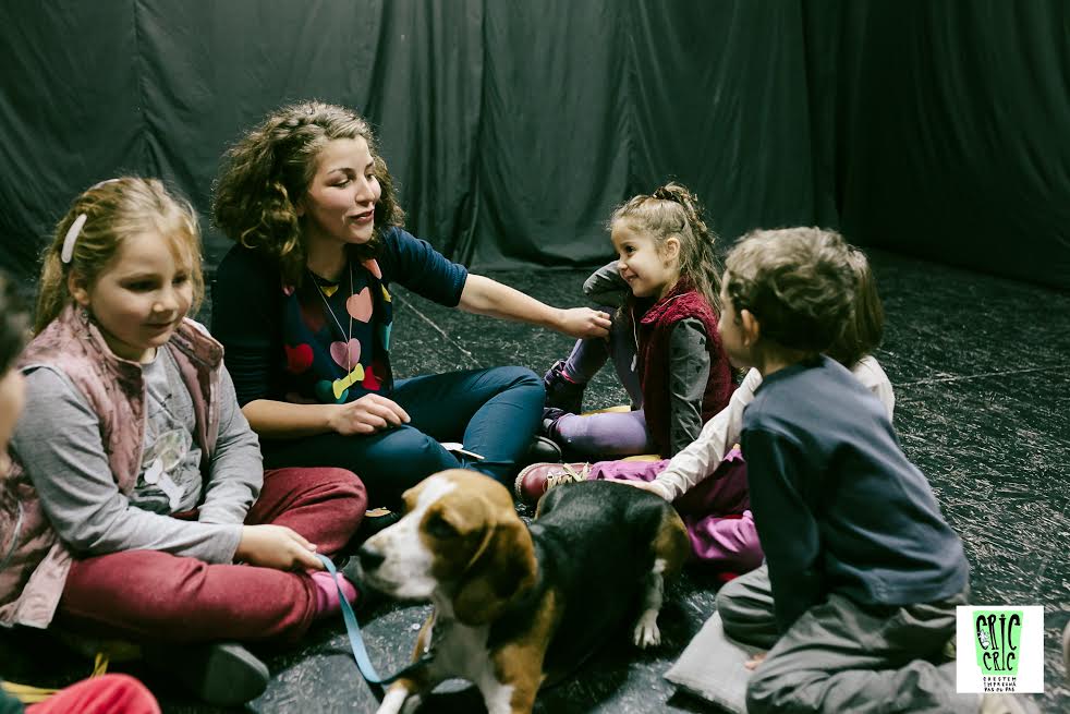Program educativ inedit pentru copiii din Cluj: atelier de dezvoltare alături de căţei