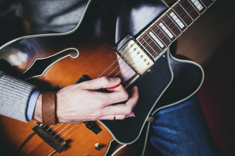 Burse în valoare de 7000 Euro pentru tinerii muzicieni talentați din România 1 chitara muzician