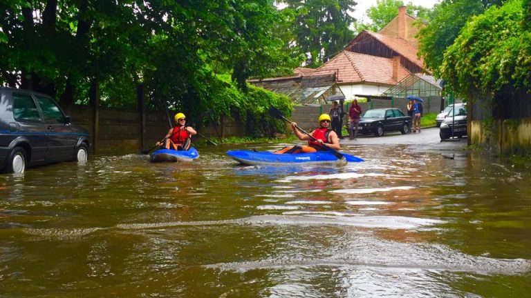 Imaginea zilei la Cluj-Napoca! Doi clujeni au ieşit cu bărcile pe o stradă din oraş 3 barca caiac inundatii cluj