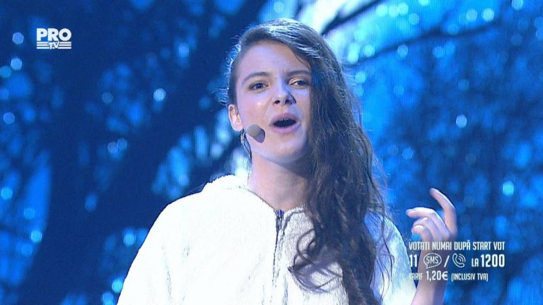Mara Prună din Cluj-Napoca a emoţionat audienţa în finala Românii au Talent 10 Mara Prună