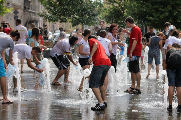 Bătaie cu apă în Piaţa Unirii din Cluj! Vor participa și tineri din Mexic, Tailanda și Egipt 2 Bătaie cu apă