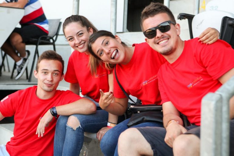 Vrei să fii voluntar la UNTOLD? Organizatorii festivalului încep campania de recrutări 8 VOLUNTARI