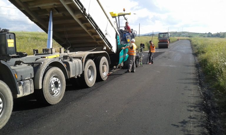 A început modernizarea unui nou drum judeţean din zona montană a Clujului 2 asfaltare