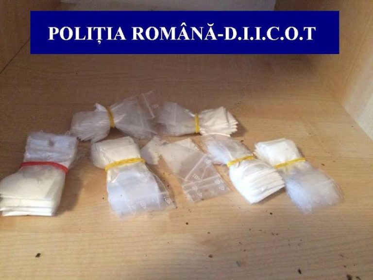7 tineri din Cluj-Napoca şi Baciu au fost reţinuţi! Poliţiştii au descoperit aproape 1 kilogram de droguri (FOTO) 4 drog cluj 3