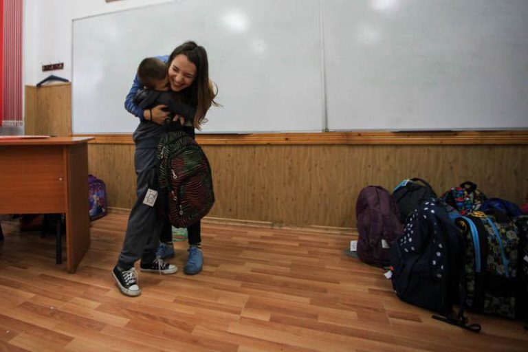 192 de copii nevoiaşi au primit câte un ghiozdan nou şi echipat în urma campaniei inițiată de doi studenți din Cluj (FOTO) 8 ghiozdan
