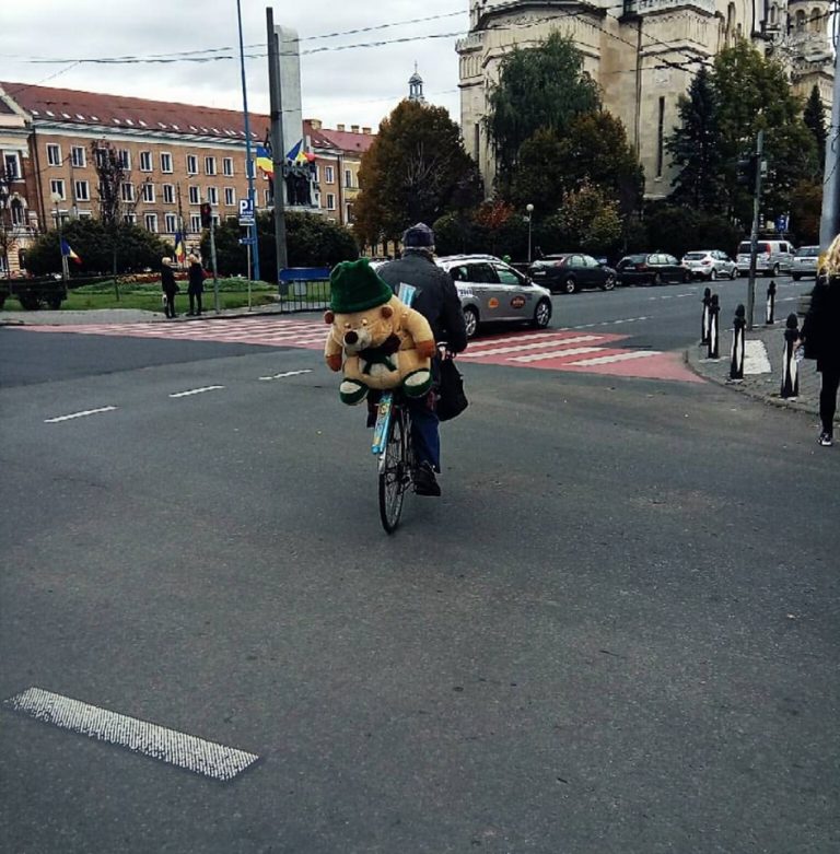 Imaginea zilei la Cluj-Napoca: Biciclistul care a atras privirile tuturor trecătorilor / FOTO 4 14559956 1247032785338400 6106673922793553662 o