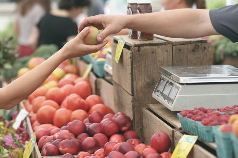 Comercianţii de legume şi fructe din Cluj-Napoca, verificaţi de poliţişti. S-au dat amenzi în valoare de 14.000 de lei 14 apples 1841132 1280
