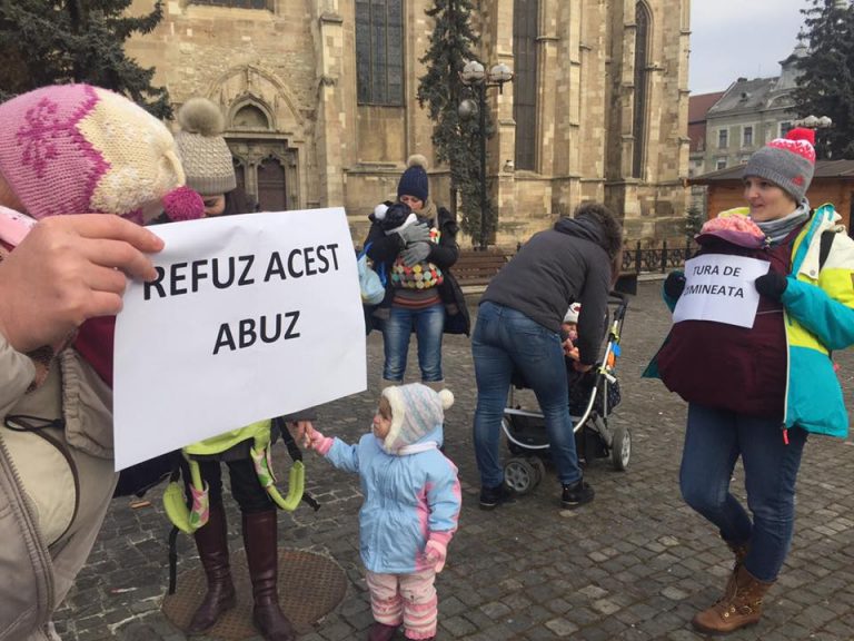 Mamele din Cluj protestează acum în Piaţa Unirii: "Suntem aici pentru că cineva trebuie să rămână mereu în piață, iar noi suntem tura de dimineață." (FOTO) 9 mame protest cluj