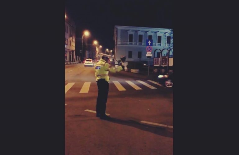 Imaginile nopţii de la protestul din Cluj! Un poliţist dirijează circulaţia cu flori în mână (VIDEO) 6 politist flori cluj