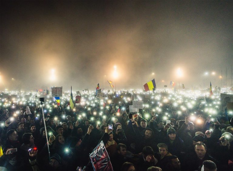 "Continuăm. Altă întrebare?" - Protestele continuă la Cluj, dar şi în cele mai mari oraşe din România 4 Protest în această seară în Cluj-Napoca