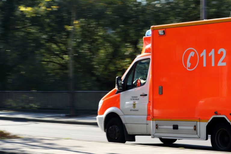 Băiat de opt ani - în stare gravă după ce a fost atacat de patru câini de pază. Copilul intrase în curtea unei firme private 6 ambulance 970037 1280