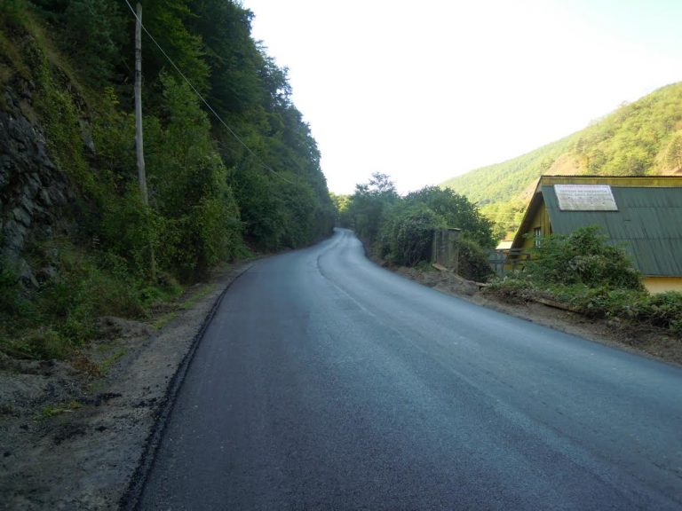Au fost reluate lucrările de reabilitare pe drumul judeţean Someşu Rece – Gura Râşca 2 asfalt somesu rece