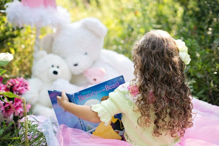 little girl reading 912380 1280