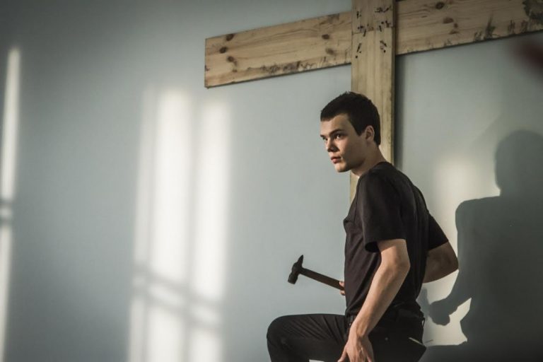 Cu Biblia la școală: „(M)ucenicul”, un film provocator despre religie și educație 12 (M)ucenicul