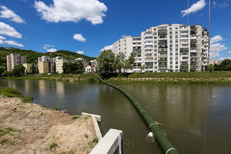 Sistem pentru colectare de deşeuri plutitoare amenajat în Cluj-Napoca pe Someș (FOTO) 14 19390524 1397095933712561 1418226831769371980 o