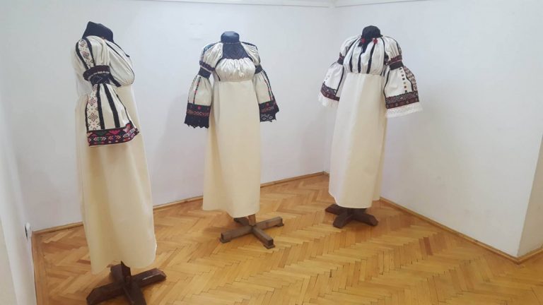 Bogăție culturală. Cămășile tradiționale de Mărgău expuse la Cluj-Napoca