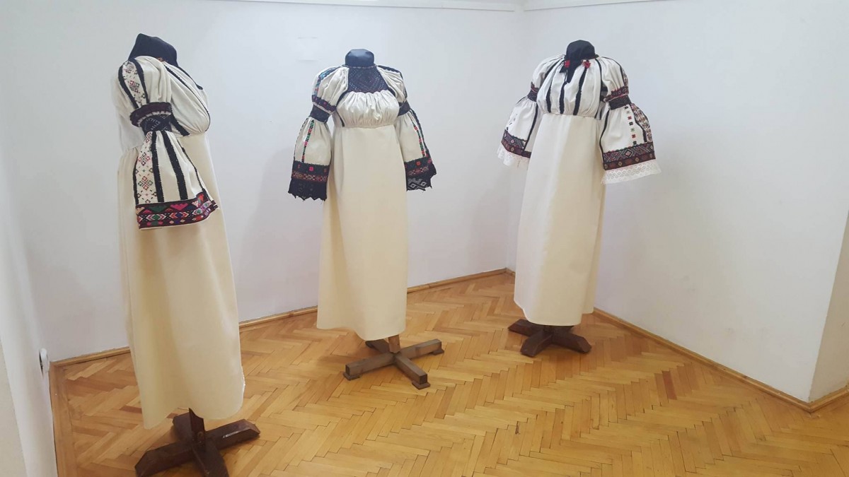 Bogăție culturală. Cămășile tradiționale de Mărgău expuse la Cluj-Napoca