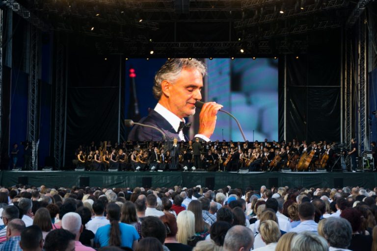 Mii de spectatori la concertul Andrea Bocelli, unul dintre cele mai așteptate evenimente ale anului la Cluj (VIDEO/FOTO) 9 andrea bocelli cluj