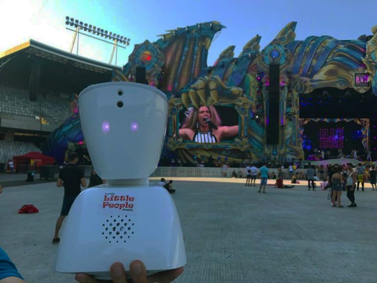 AV1- roboțelul care a ajutat un băiat de 15 ani bolnav de cancer să „meargă” la Untold