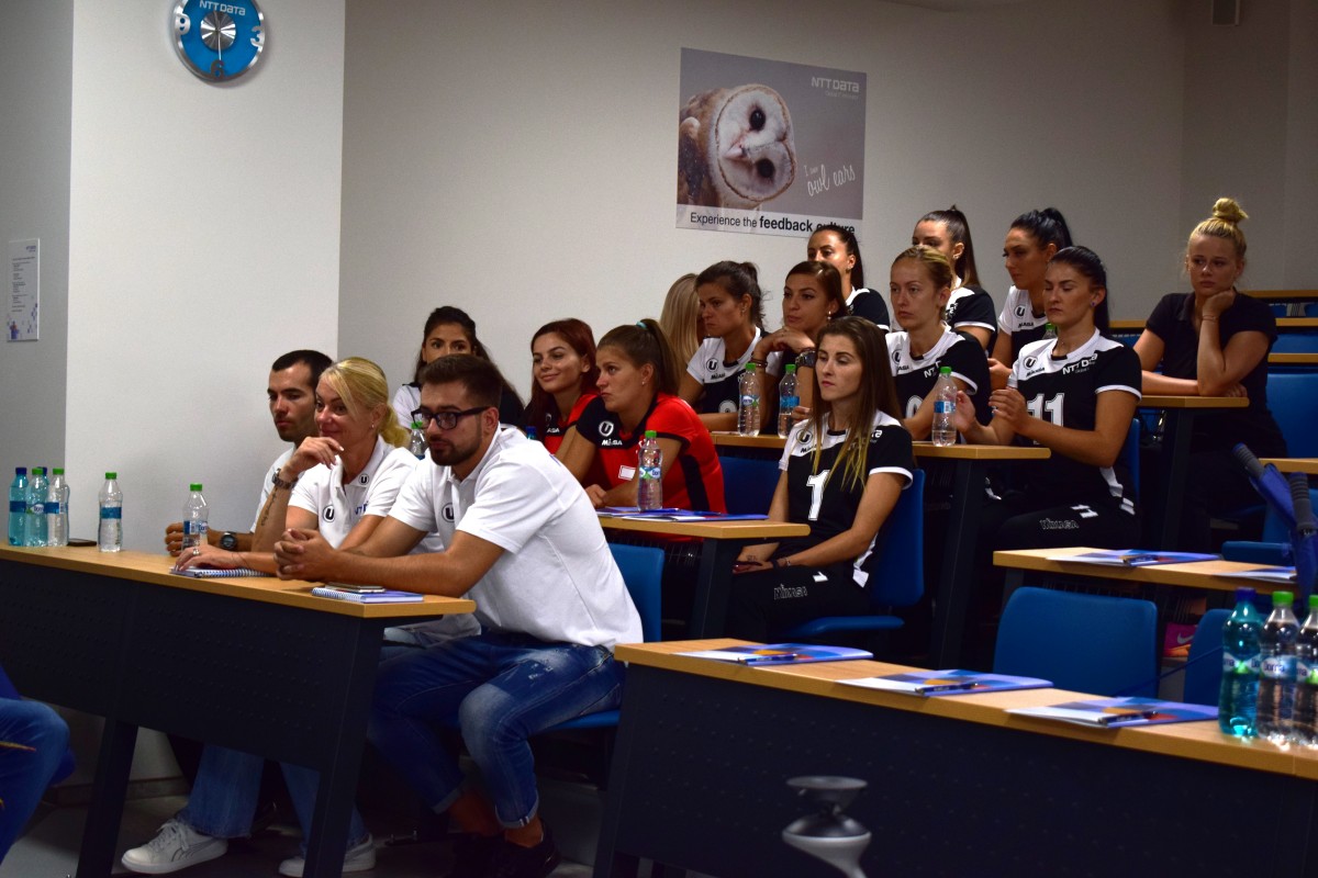 Echipa de volei feminin U NTT DATA Cluj și-a prezentat noul lot, echipamentul și obiectivele propuse anul acesta. Constantin Parâia: „Vreau să arătăm că la Cluj se poate face volei de performanță. ” 2 DSC 0301