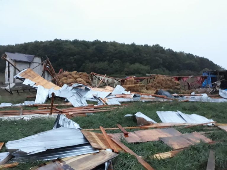 ULTIMA ORĂ. Acoperişuri smulse de vânt în judeţul Cluj (VIDEO/FOTO) 9 chinteni