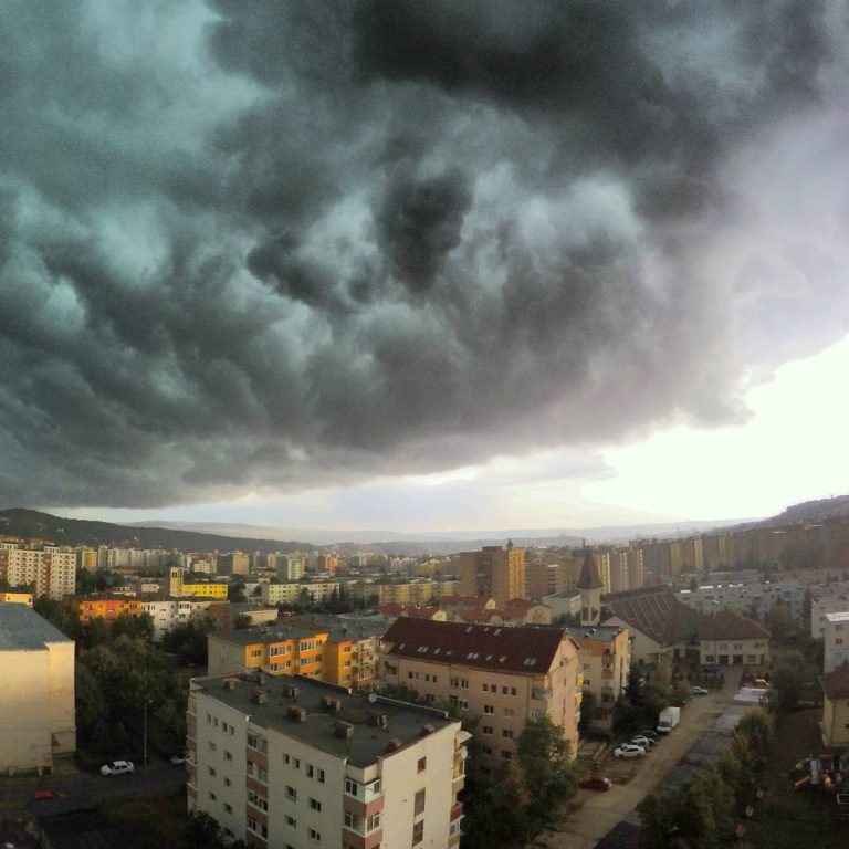 Mesaj Ro-Alert de Cod Portocaliu de fenomene meteo extreme în județul Cluj 2 furtuna cluj