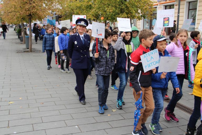 Peste 200 de copii din Cluj-Napoca au participat la un marş de sensibilizare privind numărul ridicat de accidente rutiere