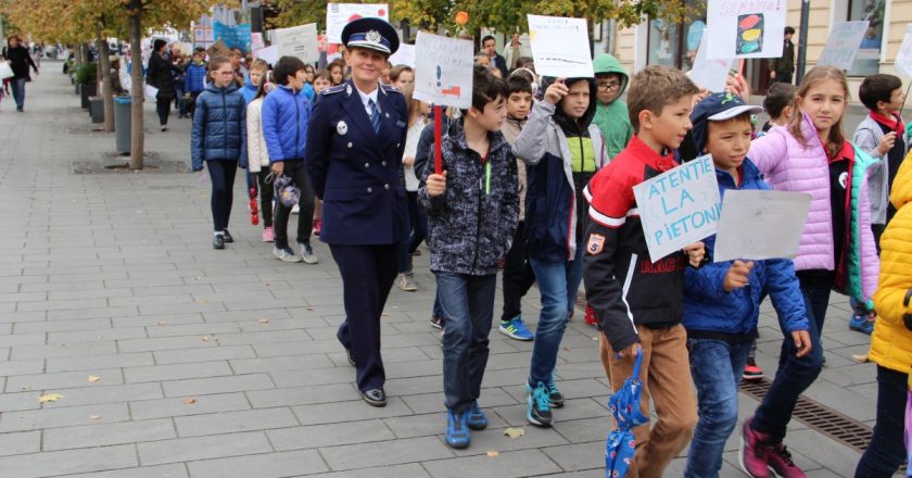Peste 200 de copii din Cluj-Napoca au participat la un marş de sensibilizare privind numărul ridicat de accidente rutiere