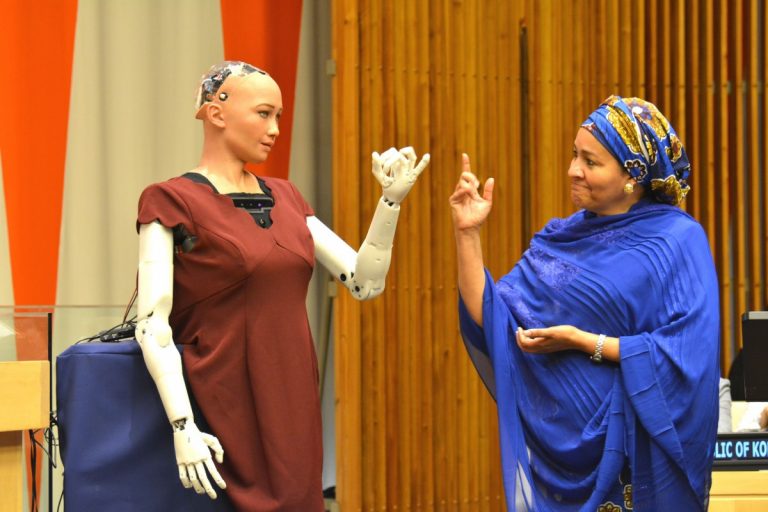Sophia, primul robot din lume care a primit cetăţenia unui stat, vine în România 1 sophia