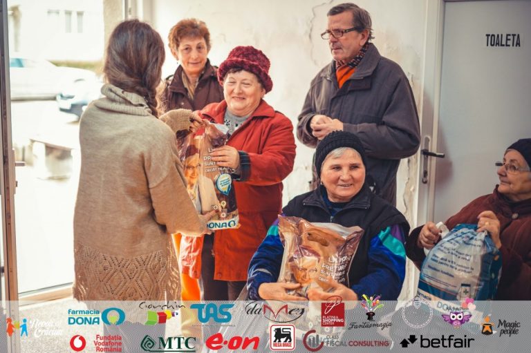 Peste 3000 de pachete cu alimente au fost oferite în cadrul campaniei "Nepoţi de Crăciun"