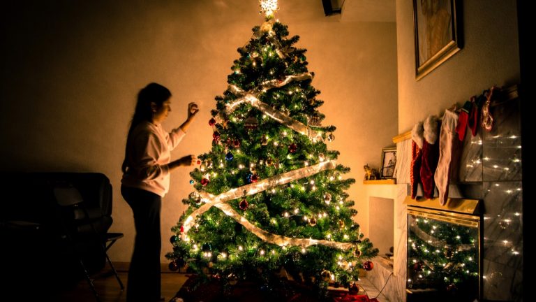 8 sfaturi şi trucuri pentru că bradul tău de Crăciun să reziste cât mai mult 2 Cele mai frumoase colinde şi cântece din repertoriul naţional şi internaţional
