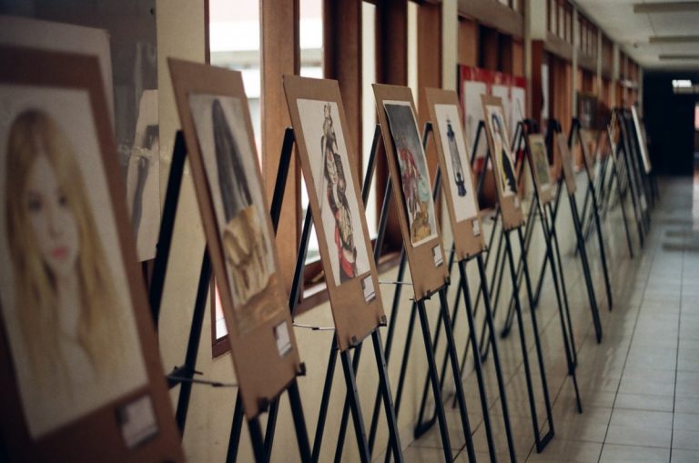 Expoziţie de pictură la Clinica „Medicală I” din Cluj. Studenţii UAD vor să înfrumuseţeze unele spaţii din spital