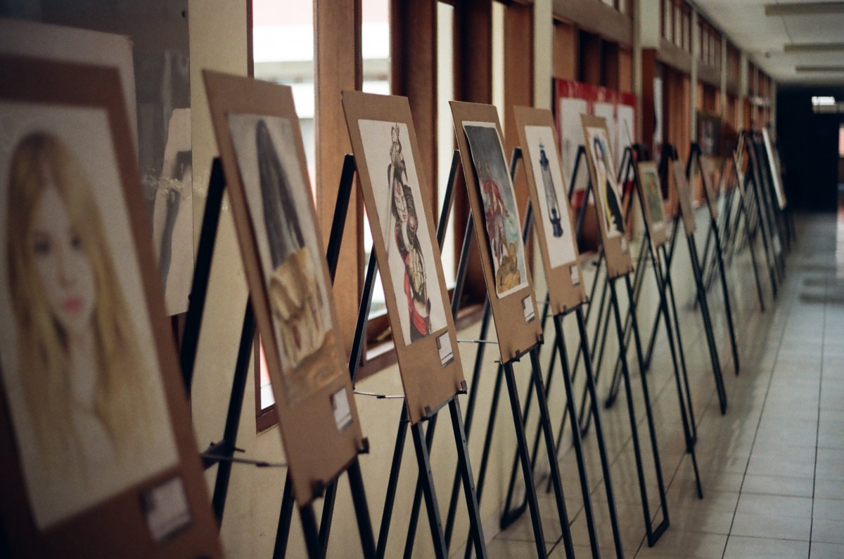 Expoziţie de pictură la Clinica „Medicală I” din Cluj. Studenţii UAD vor să înfrumuseţeze unele spaţii din spital