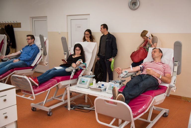 Aproape 100 de clujeni au donat sânge în prima zi a campaniei „Donăm împreună, Noi dăm startul!”