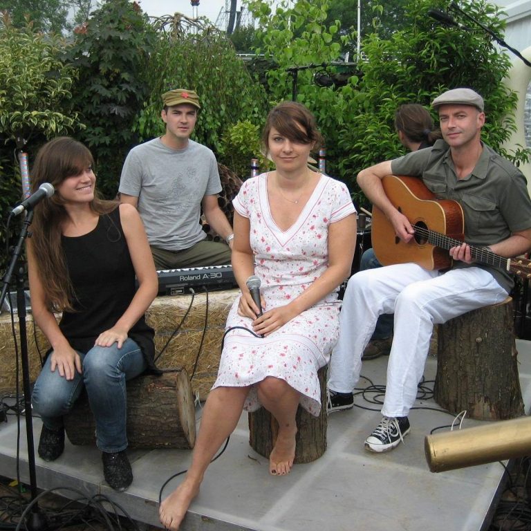 Nouvelle Vague, celebrul grup de muzicieni care a cucerit publicul cu ritmuri de bossa-nova, cântă la Jazz in the Park, sâmbătă, 30 iunie în Parcul Central din Cluj