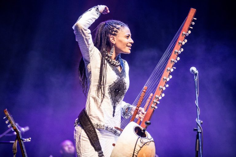 Prima cântăreață la kora din Africa, Sona Jobarteh, va concerta la Jazz in the Park