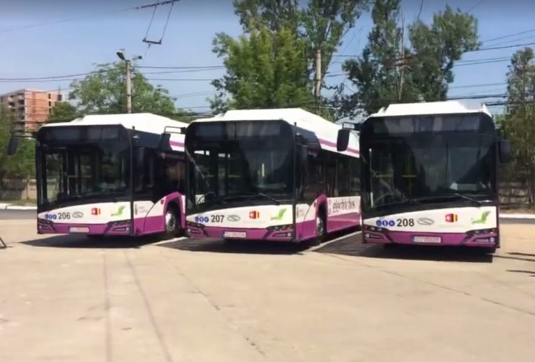 Zece autobuze electrice au fost puse în circulaţie, de astăzi, pe străzile din Cluj-Napoca