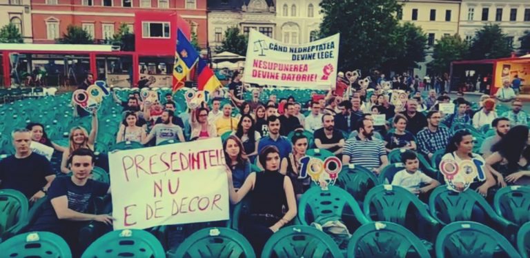 Protest în Cluj-Napoca, după decizia CCR privind revocarea şefei DNA, Laura Codruta Koveşi (VIDEO) 5 Protest în Cluj-Napoca, după decizia CCR privind revocarea şefei DNA, Laura Codruta Koveşi