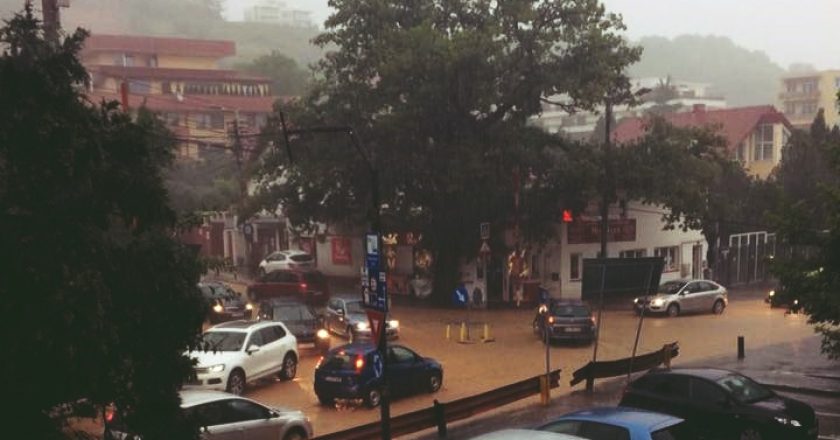 Furtuna inundă, din nou, străzile din Cluj-Napoca
