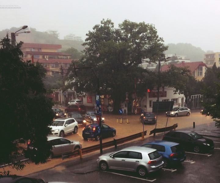 Furtuna inundă, din nou, străzile din Cluj-Napoca